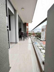 an empty balcony of a building with tables and chairs at Apartamento nuevo, central, hermosa vista. in Dosquebradas