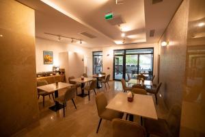 a restaurant with tables and chairs in a room at Bucharest Airport Accomodation in Otopeni