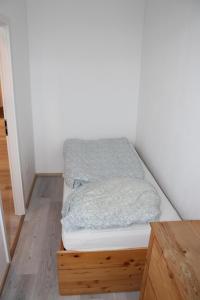 Schönberg in HolsteinにあるFerienwohnung Ostsee F414の小さな部屋で、角にベッドが1台あります。