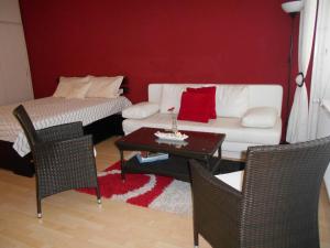 un soggiorno con un divano e un tavolo di Ferienappartement E417 für 2-4 Personen an der Ostsee a Schönberg in Holstein