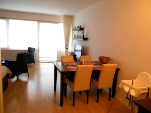 una sala da pranzo con tavolo e alcune sedie di Ferienappartement E417 für 2-4 Personen an der Ostsee a Schönberg in Holstein