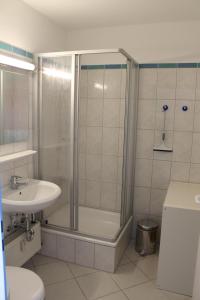 y baño con ducha y lavamanos. en Ferienappartement K1207 für 2-4 Personen mit Ostseeblick, en Schönberg in Holstein