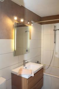 a bathroom with a sink and a mirror and a tub at Ferienwohnung F225 für 2-5 Personen an der Ostsee in Brasilien