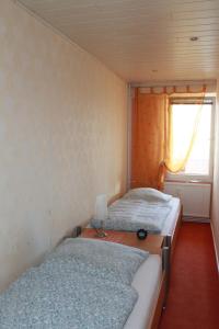ブラズィリアンにあるFerienwohnung F335 für 2-4 Personen an der Ostseeの窓付きの小さな部屋のベッド2台