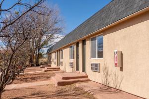 un bâtiment avec des marches concrètes à côté d'un bâtiment dans l'établissement Casitas at Capitol Reef, à Torrey