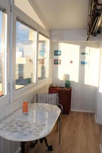 a dining room with a table and a window at Ferienwohnung F402 für 2-4 Personen an der Ostsee in Brasilien