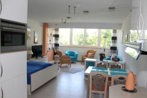 ブラズィリアンにあるFerienappartement S136 für 2-4 Personen an der Ostseeの小さなリビングルーム(キッチン付)、リビングルームが備わります。