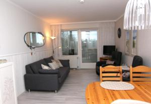 ein Wohnzimmer mit einem Sofa und einem Tisch in der Unterkunft Ferienwohnung F249 für 2-4 Personen an der Ostsee in Brasilien