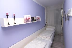 ブラズィリアンにあるFerienwohnung F249 für 2-4 Personen an der Ostseeの青い壁の客室で、ベッド2台が備わります。