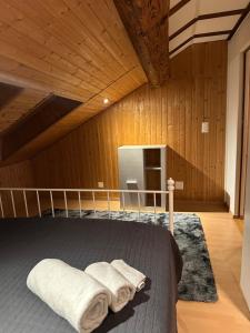 een slaapkamer met een bed met twee handdoeken erop bij Bnb des Epouses in Fribourg