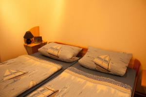 Een bed of bedden in een kamer bij Ferienwohnung F127 an der Ostsee