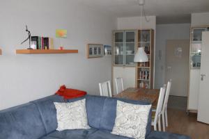 sala de estar con sofá azul y mesa en Ferienwohnung L142 für 2-4 Personen an der Ostsee, en Brasilien