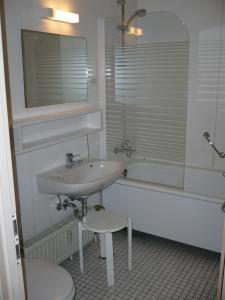 y baño con lavabo, aseo y bañera. en Ferienwohnung L142 für 2-4 Personen an der Ostsee, en Brasilien