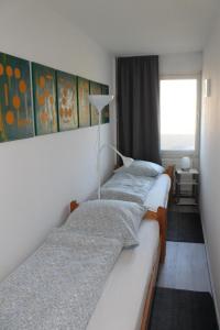 ブラズィリアンにあるOstsee-Ferienwohnung L349 für 4 Personenのツインベッド2台 窓付きの部屋