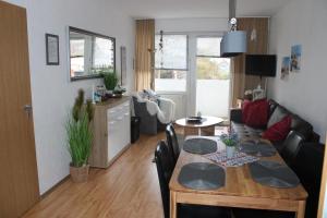 eine Küche und ein Wohnzimmer mit einem Tisch und einem Sofa in der Unterkunft Ostsee-Ferienwohnung L150 in Brasilien