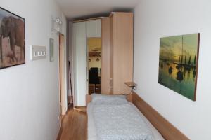 ein Schlafzimmer mit einem Bett und einem Wandgemälde in der Unterkunft Ostsee-Ferienwohnung L150 in Brasilien