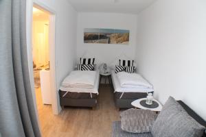 ein Wohnzimmer mit 2 Betten und einem Sofa in der Unterkunft Taum-Ferienwohnung in Laboe in Laboe