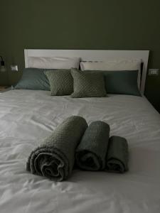 białe łóżko z 3 ręcznikami w obiekcie La Veronica Apartment w mieście Napoli