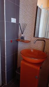 een badkamer met een rode wastafel en een spiegel bij Onboarding! in Napels