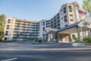 un aparcamiento vacío frente a un gran edificio en Lofts 101NEW UPDATE Heart of Downtown Gatlinburg en Gatlinburg