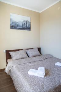 een slaapkamer met een bed met twee handdoeken erop bij NikolaS in Vračar (historical)