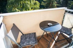 een kleine tafel en 2 stoelen op een balkon bij NikolaS in Vračar (historical)