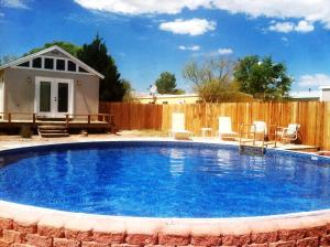 una piscina en un patio trasero con una valla en Shady Lady Bed and Breakfast, en Scottys Junction