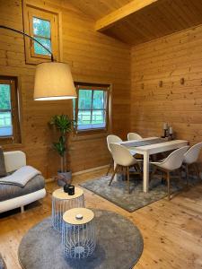 a living room with a table and chairs at Lütt Piergorn 2 in Dahme