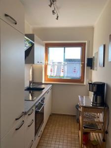cocina con fregadero y ventana en Jacobihof Haus 15 Wohnung 04, en Dahme