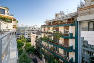 ein Apartmenthaus mit Pflanzen auf den Balkonen in der Unterkunft Elia Kolonaki Luxury Apartments in Athen