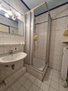 un bagno con doccia e lavandino di Strandhotel Wohnung 2 a Dahme