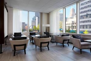 Posezení v ubytování New York Marriott at the Brooklyn Bridge