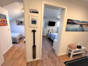 a room with a bedroom with a large baseball bat at Dahmer Strand 18 Muschelhus in Dahme