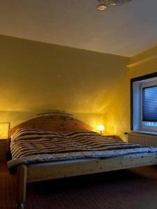Bett in einem Schlafzimmer mit gelber Wand in der Unterkunft Memelstrasse 6 in Dahme