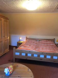 ein Schlafzimmer mit einem Bett mit einer orangefarbenen gestreiften Decke in der Unterkunft Memelstrasse 6 in Dahme