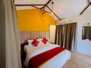 Een bed of bedden in een kamer bij Coffee Cradle Wayanad Luxuorios Private Tree House - Inside 2 Acre Coffee Plantation