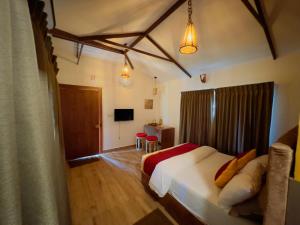 Een bed of bedden in een kamer bij Coffee Cradle Wayanad Luxuorios Private Tree House - Inside 2 Acre Coffee Plantation