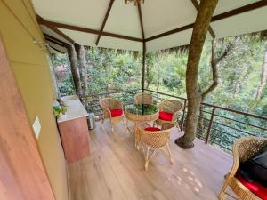 Een balkon of terras bij Coffee Cradle Wayanad Luxuorios Private Tree House - Inside 2 Acre Coffee Plantation