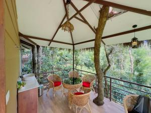 Een balkon of terras bij Coffee Cradle Wayanad Luxuorios Private Tree House - Inside 2 Acre Coffee Plantation