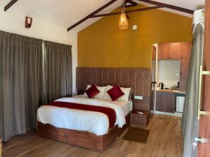 Een bed of bedden in een kamer bij Coffee Cradle Wayanad Luxuorios Private Tree House - Inside 2 Acre Coffee Plantation