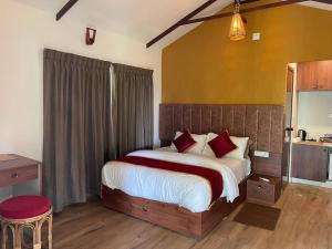 um quarto com uma cama grande e almofadas vermelhas em Coffee Cradle Wayanad Luxuorios Private Tree House - Inside 2 Acre Coffee Plantation em Mananthavady