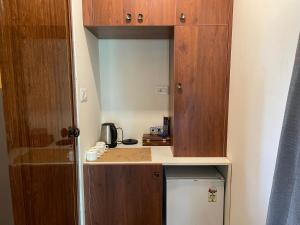 een kleine keuken met een aanrecht en een kast bij Coffee Cradle Wayanad Luxuorios Private Tree House - Inside 2 Acre Coffee Plantation in Mananthavady