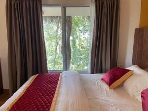 Een bed of bedden in een kamer bij Coffee Cradle Wayanad Luxuorios Private Tree House - Inside 2 Acre Coffee Plantation