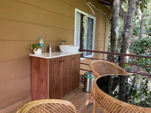 Een balkon of terras bij Coffee Cradle Wayanad Luxuorios Private Tree House - Inside 2 Acre Coffee Plantation