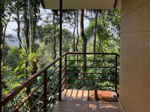 Een balkon of terras bij Coffee Cradle Wayanad Luxuorios Private Tree House - Inside 2 Acre Coffee Plantation