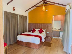 Een bed of bedden in een kamer bij Coffee Cradle Wayanad Luxuorios Private Tree House - Inside 2 Acre Coffee Plantation