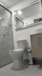 Apartamento في ميديلين: حمام مع مرحاض ودش ومرآة