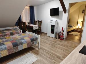 1 dormitorio con 1 cama y comedor en Kralovak, en Králŭv Dvŭr