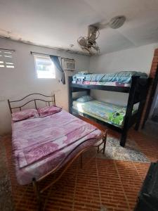 1 dormitorio con 2 literas en una habitación en Hostal #10-33 en Cartagena de Indias