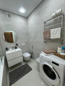 bagno con lavatrice e lavandino di Квартира на Подолье a Vinnycja